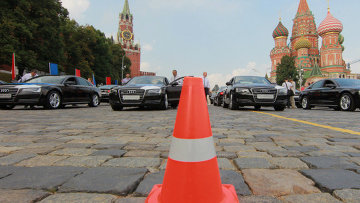 На Васильевском спуске во время церемонии вручения автомобилей  победителям и призерам Олимпийских игр 