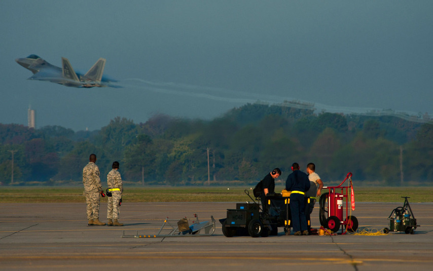 Секретные фотографии: Армия F-22A на базе ВВС США Лэнгли 