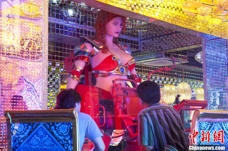 日本特色机器人餐厅 性感“机器人女郎”上街揽客