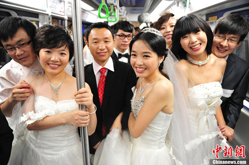 深セン 新郎新婦40人が地下鉄で合同結婚式会場へ 東北サイト日本語 东北网