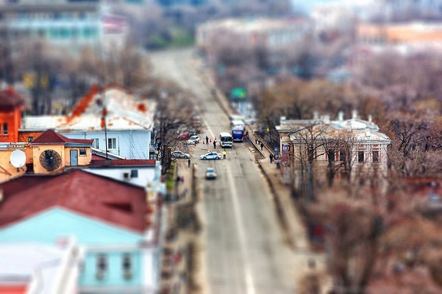 Российский фотограф Александр Хитров, используя особую технику фотографирования, делает фотографии разных уголков города с неба. В его произведениях Владивосток, как будто игрушечный город, миниатюрный и красивый, как в сказке.