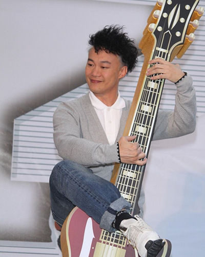 <em>陈奕迅</em>经典烫发 打造非凡视觉冲击-经典|烫发-