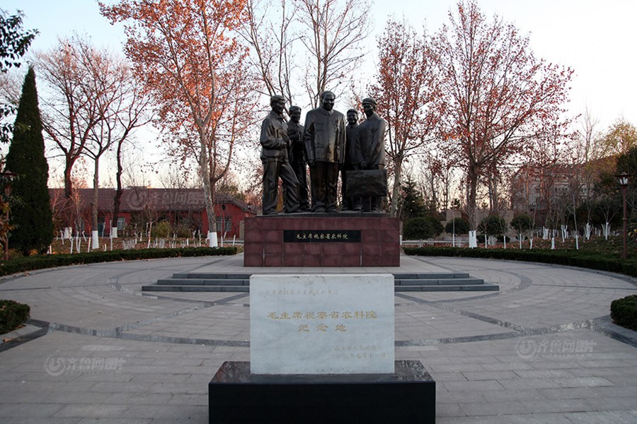 Статуя Мао Цзэдуна в городе Цзинань