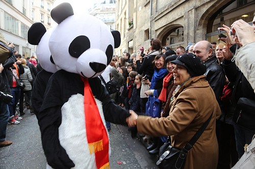 巴黎春节彩妆游万民争睹 熊猫方队受欢迎(图)-