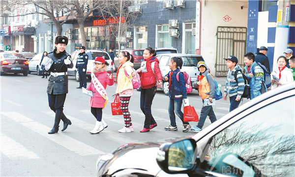 哈尔滨:推广文明礼让斑马线手语 已在8所小学