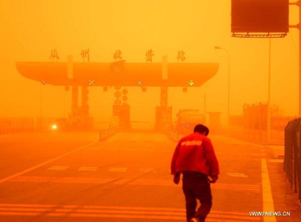 Parts of Gansu was hit by a sandstorm Wednesday afternoon, which reduced visibility to less than 50 meters, according to the provincial meteorological center. (Xinhua/Nie Jianjiang)