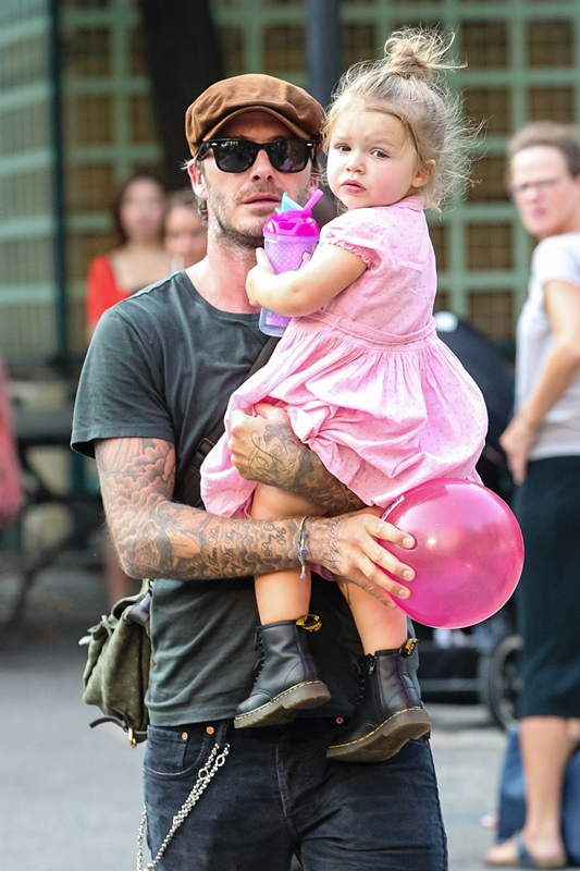 Hollywood star parent-child street snap.