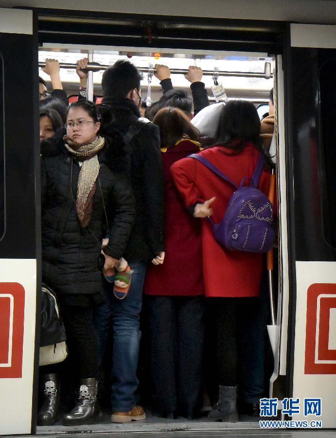 新年首个工作日:拥挤的地铁
