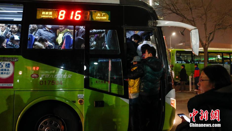 北京到燕郊通勤火车遇冷公交依然火爆