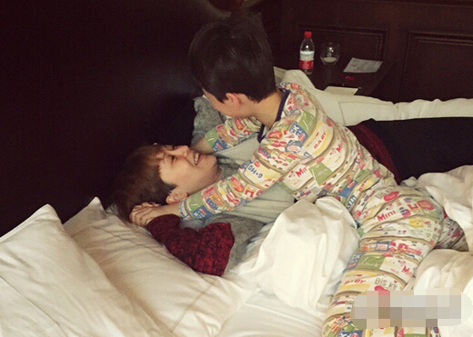 母子二人玩耍   3月31日晚,海清在微博晒出陪7岁儿子玩耍的照片,并