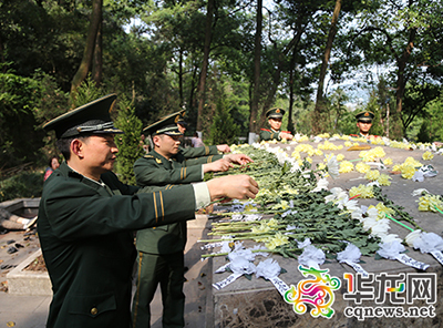 清明期间中国多地祭扫苏军烈士墓