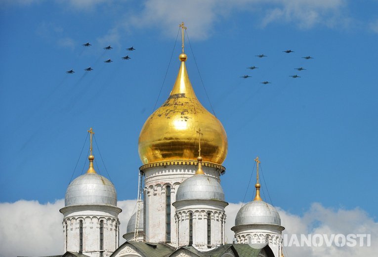 Репетиция воздушной части военного парада в Москве в ознаменование 70-летия Победы в Великой Отечественной войне 1941-1945 годов