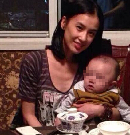 疑似黄圣依爱子照片曝光 昔日曾否认当小三