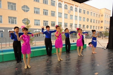 塔河三中小学部举办"炫彩童年,梦想起航 庆六一学生才艺展演活动