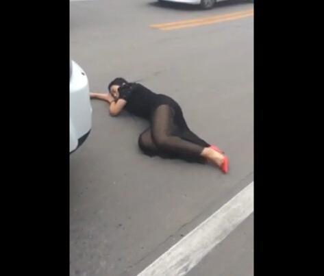 女子穿透视装派出所前碰瓷 猛撞路虎车7次(图)