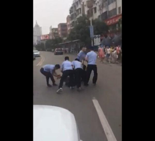 女子穿透视装派出所前碰瓷 猛撞路虎车7次(图)
