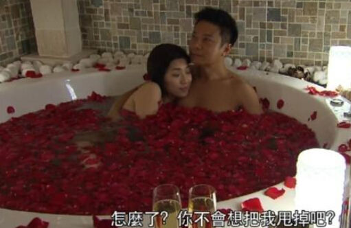 钱嘉乐与女星上演浴室激情戏 忘情亲吻场面香艳