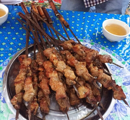 佟丽娅深夜晒美食拉仇恨 手持两根羊肉串左右开吃