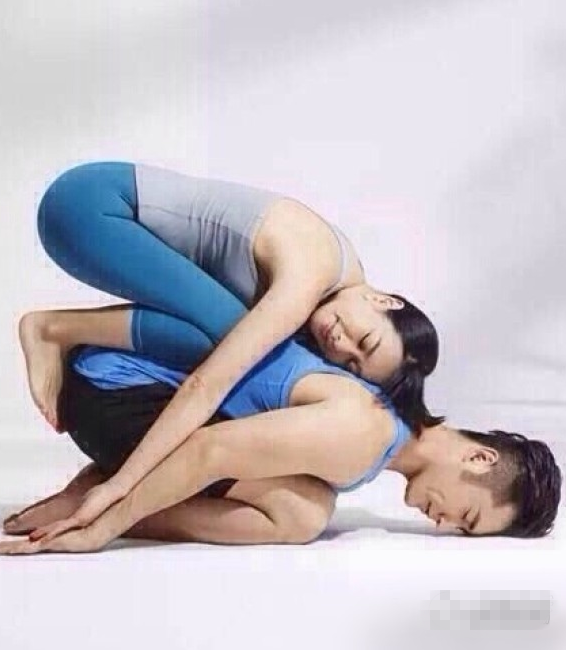 钟丽缇与绯闻男友清凉做瑜伽