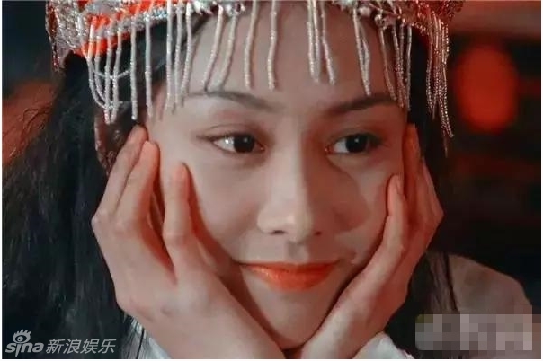 新浪娱乐讯 近日,有网友曝出王祖贤早年为杂志拍摄的照片,其中王祖贤