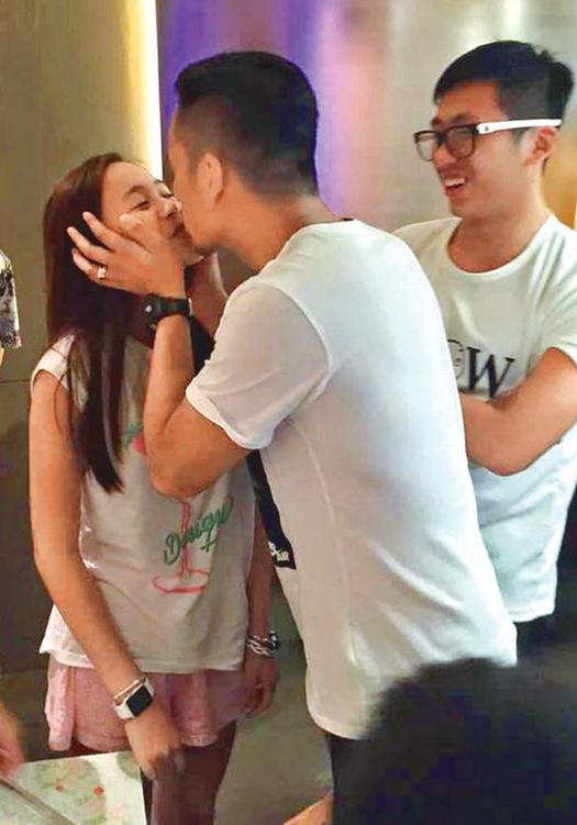 澳门娱乐大亨与13岁女儿太亲密 生日会上嘴对嘴亲吻