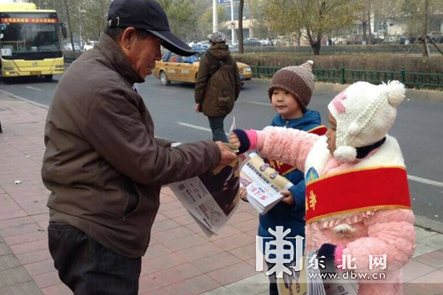 小报童义卖献爱心 为福利院儿童送温暖--东