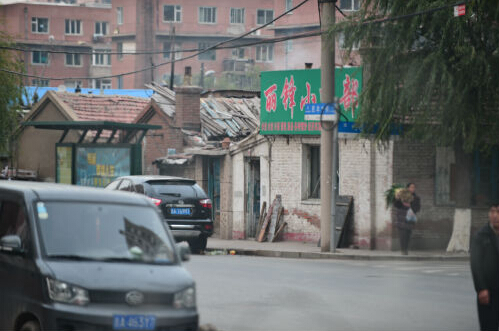 在长春市二道区,在民丰大街两侧的景象截然不同(见下图).