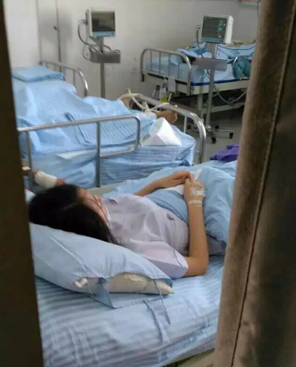 患者用手机拍下了病床上的黄孟卓