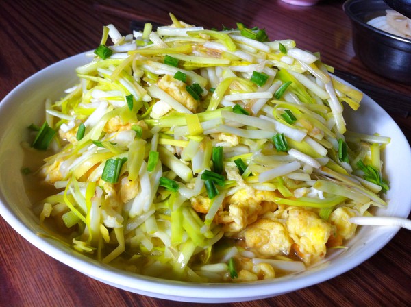 韭菜是我们在生活中经常吃到的一种蔬菜,像韭菜猪肉饺子,韭菜炒鸡蛋