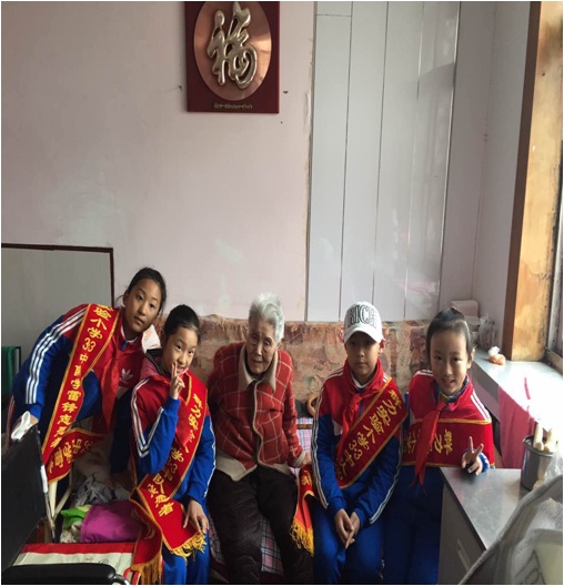 哈尔滨群力实验小学3.3中队学雷锋志愿者走进