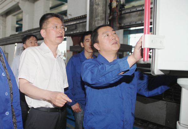 龙沙区区委书记孙继洲在华工集团生产一线指导工作