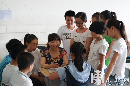黑河市"两学一做"宣讲团成员嫩江县小学教师张春雨给学生做辅导.