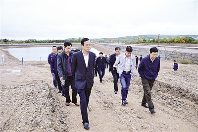 县长白永清深入河湾经营所3号鱼塘实地检查转型发展情况.
