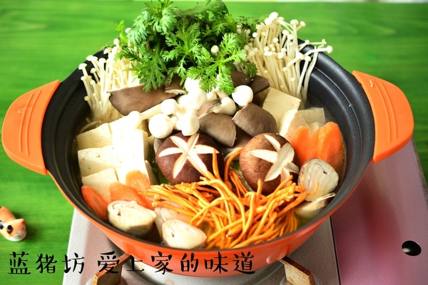 秋冬的不长肉美食蘑菇火锅