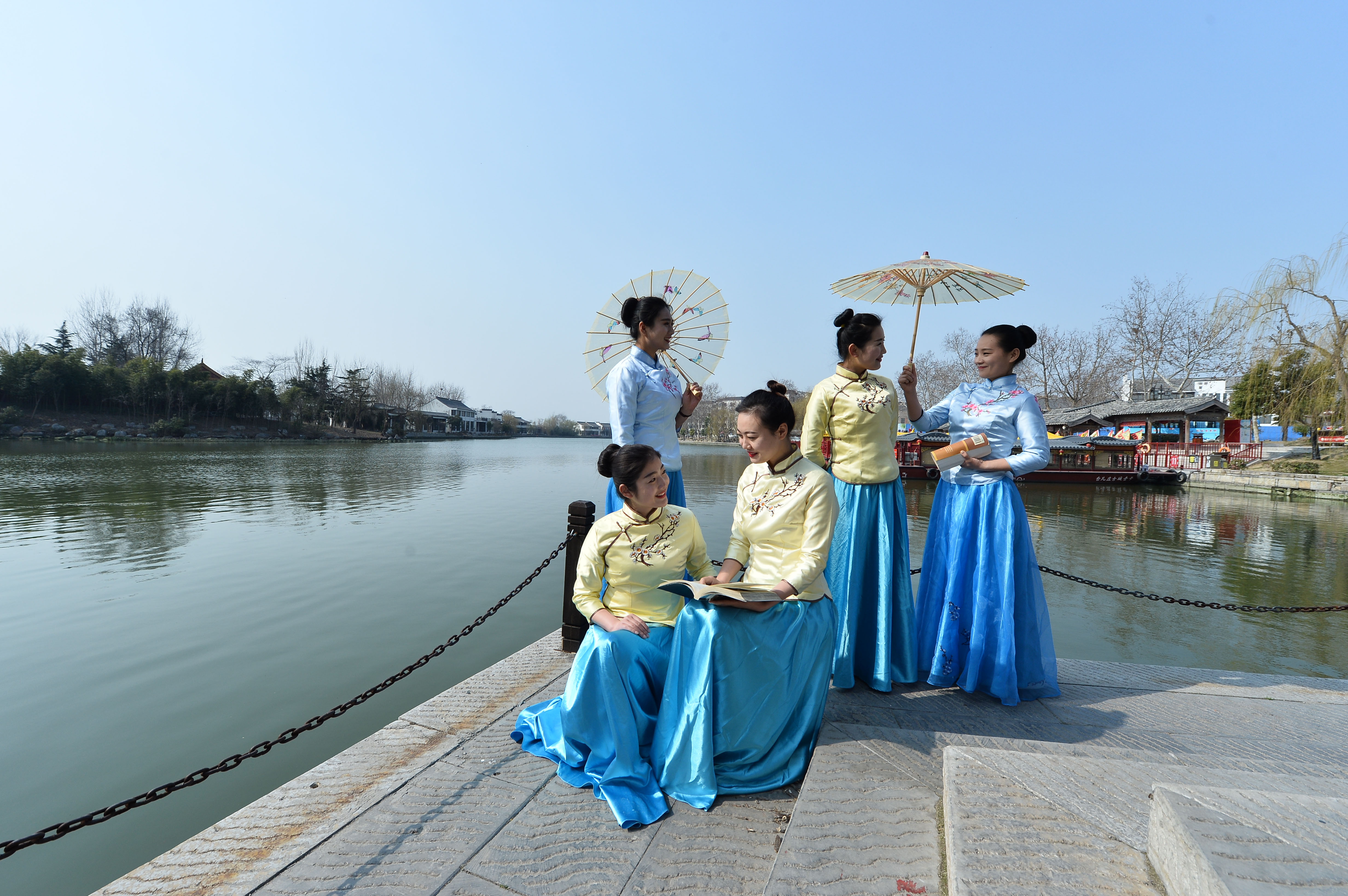 3月7日,在山东省枣庄市台儿庄古城,景区女职工们参加水乡服饰秀.