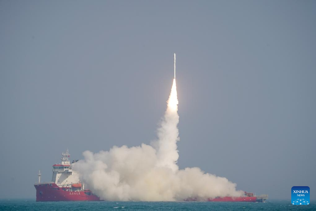 Китай запустил с моря группу спутников при помощи ракеты-носителя "CERES-1"