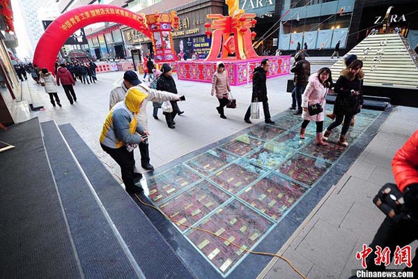 1吨金条铺黄金大道