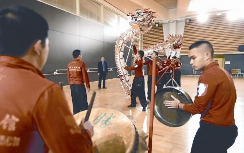 图片说明:当地时间6日,法国巴黎华人社团为农历蛇年春节的庆祝活动排练舞龙表演。