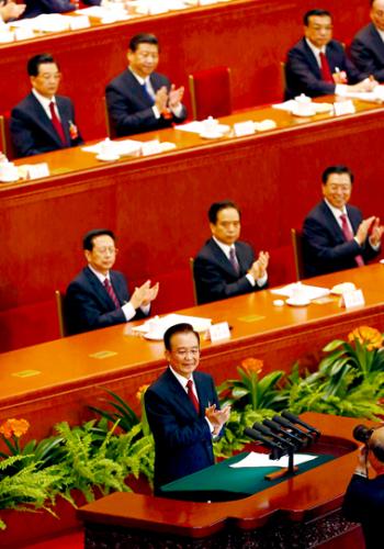 第12期全国人民代表大会(全人代)第1回会議が5日、北京で開かれ、国務院の温家宝総理が政府活動報告を行った。 第12期全国人民代表大会(全人代)第1回会議が5日、北京で開かれ、国務院の温家宝総理が政府活動報告を行った。