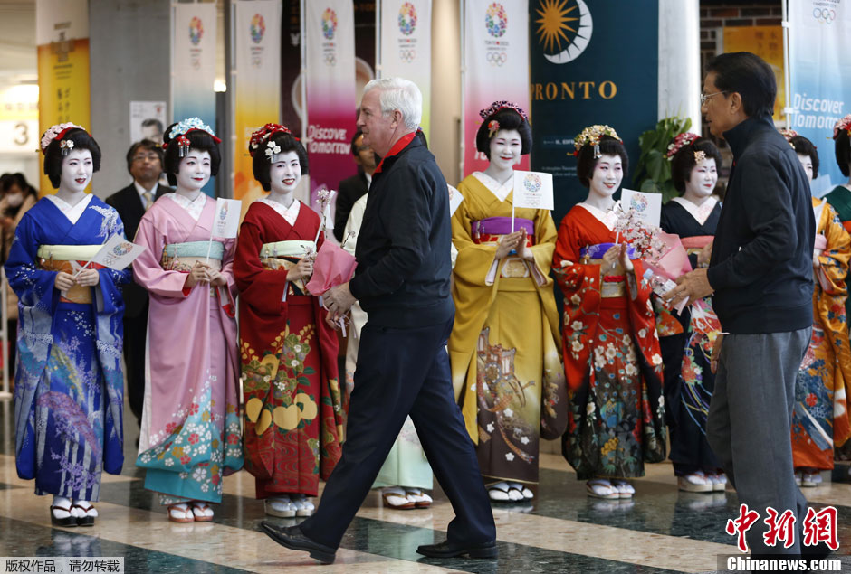 日本のおもてなし芸者の花道でIOCをお出迎え
