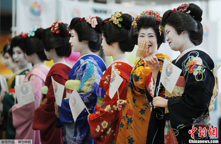 日本のおもてなし芸者の花道でIOCをお出迎え