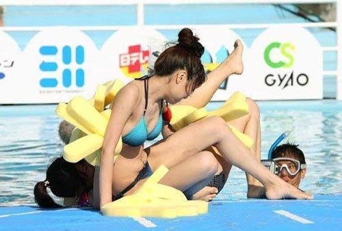 美女 肉搏 比基尼