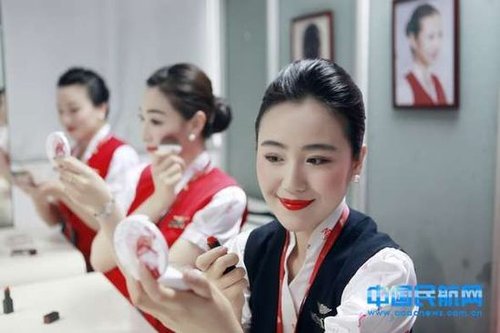 深航空姐“流光溢彩”妆“雷”翻网友