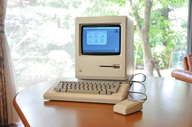 第一代蘋果macintosh個人計算機,1984年發佈,售價2495美元.