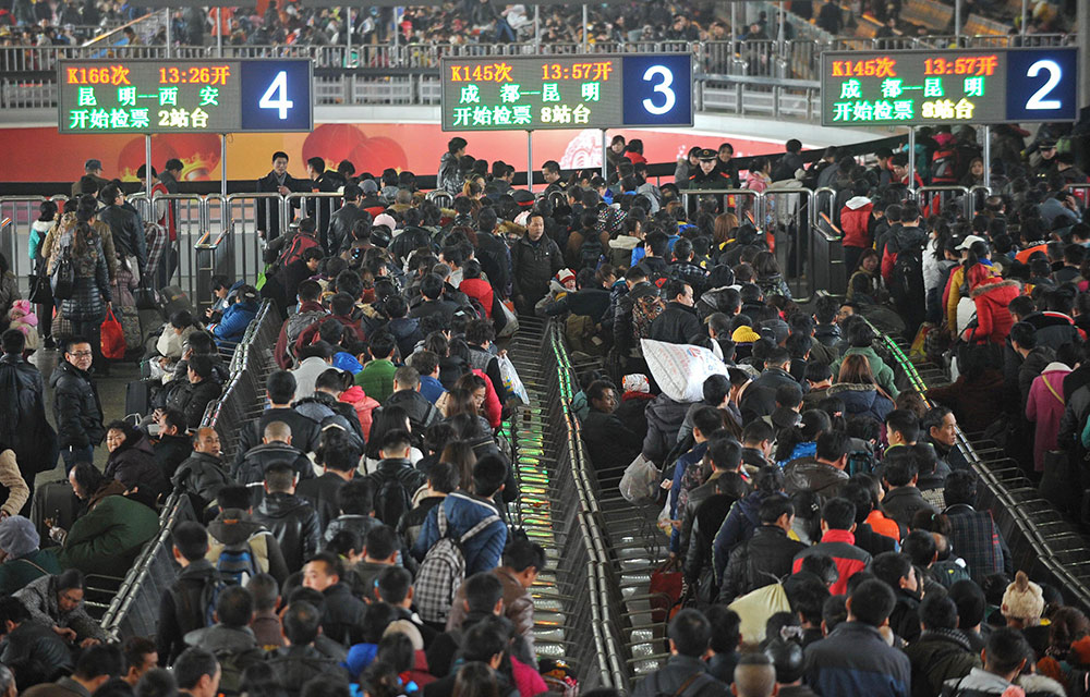 2014年2月10日,旅客在成都火車站候車室等待乘車.