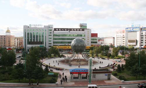 改建后的新世纪广场平坦宽阔,成为市民休闲,娱乐的好去处.