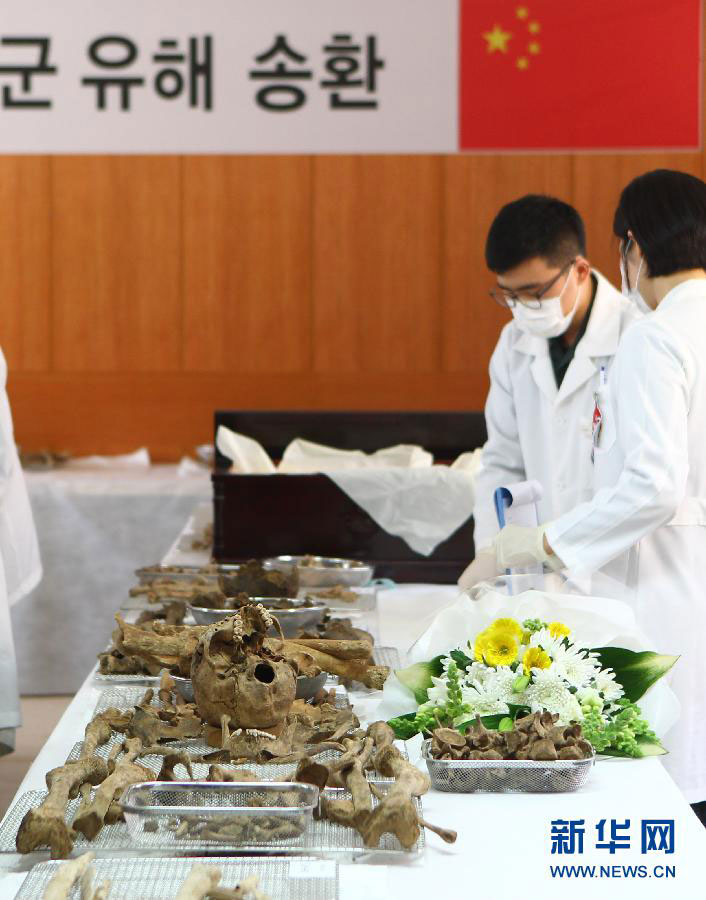 3월 16일 한국 파주에서 한국측 인원들이 중국인민지원군 열사 유해를 입관시키고 있다.