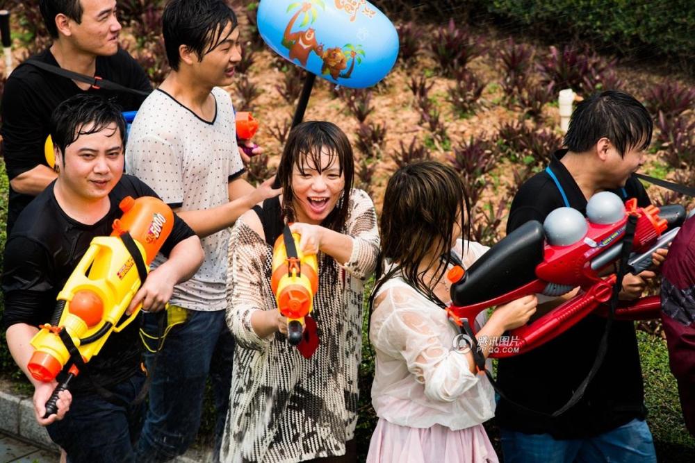 东莞"卖身节"千人射水 众男围射女性