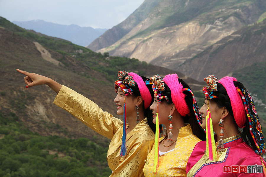 走进中国最美乡村甲居藏寨:藏族风韵自然景观浑然天成