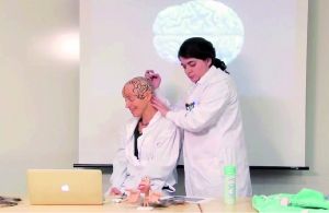 麻省理工女教授课堂上剃光头 讲解大脑结构霸气任性（图）